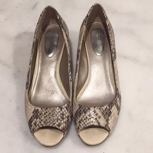 ☝🏼 LAST CHANCE! Snakeprint Peep-toe Wedges